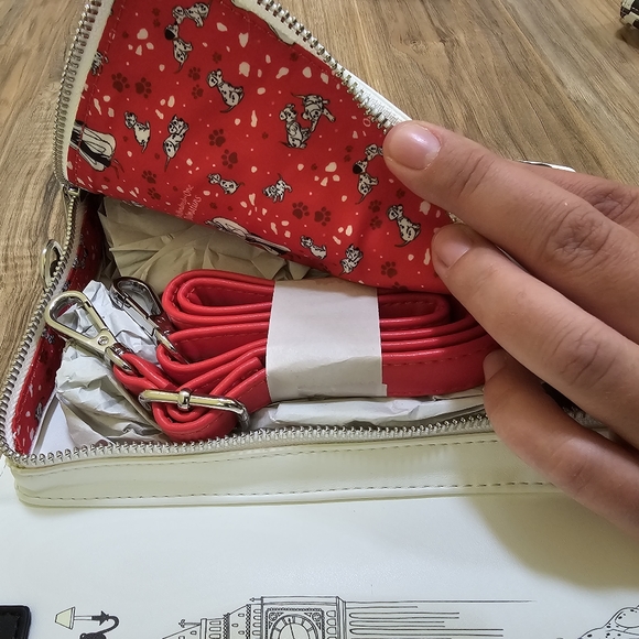 Loungefly 101 Dalmatians Book Convertible Crossbody Bag/Backpack and a wallet - Picture 7 of 9